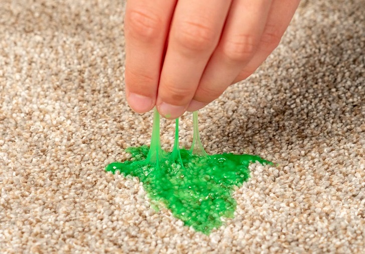 Cómo quitar slime seco de alfombra, sofá, ropa y tela